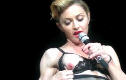 VIDEO: Madonna odhalila Turkům prso!