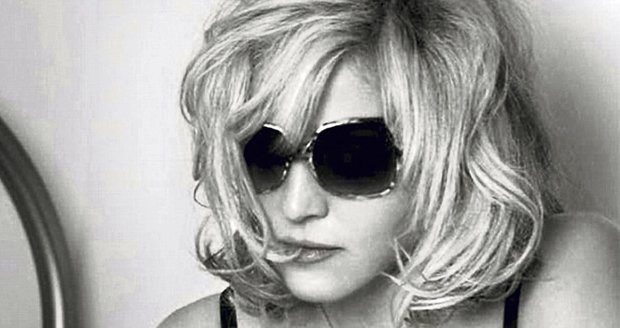 Madonna s hlubokým výstřihem a černými brýlemi v nejnovější reklamě
