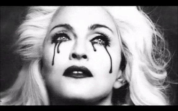 Na konci klipu Madonně krvácí oči