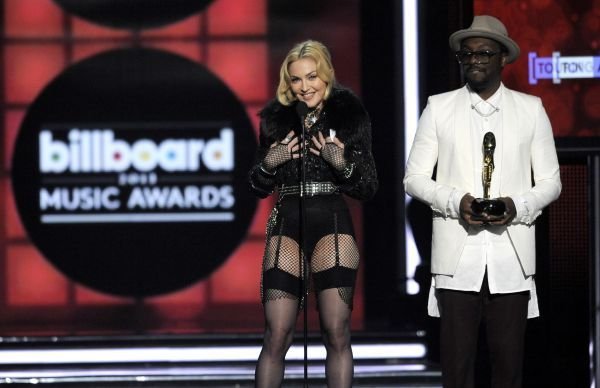 Madonna (54) královna popu. Černé body, síťované punčochy a na krku visací zámek! Chyběla jen rákoska a zlobivý zákazník. Koho by napadlo, že si přišla pro cenu za nejúspěšnější koncertní turné.
