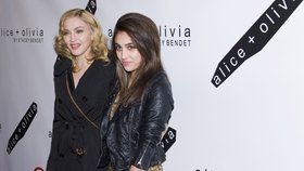 Madonna s dcerou Lourdes  na  benefitní akci pro příznivce jógy.