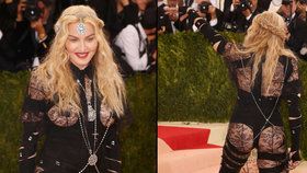 Nový šokující model královny popu: Madonna ukázala prsa i zadek