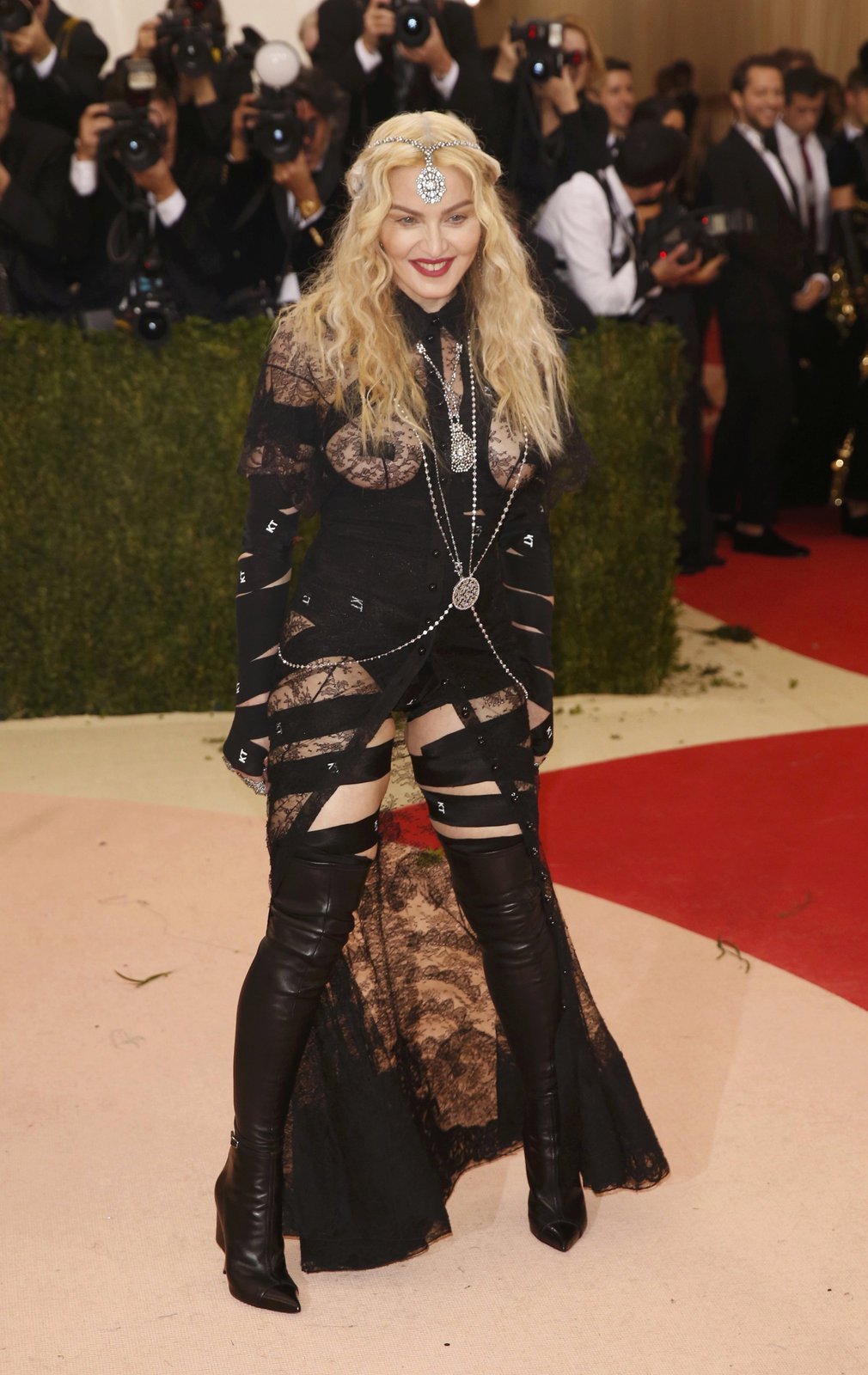 Zpěvačka Madonna na Met gala ukázala všem prsa i zadek.