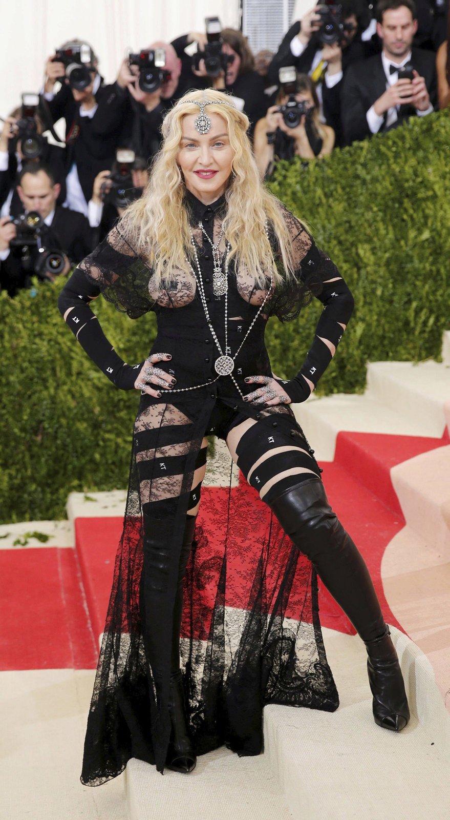 Zpěvačka Madonna na Met Gala ukázala všem prsa i zadek.