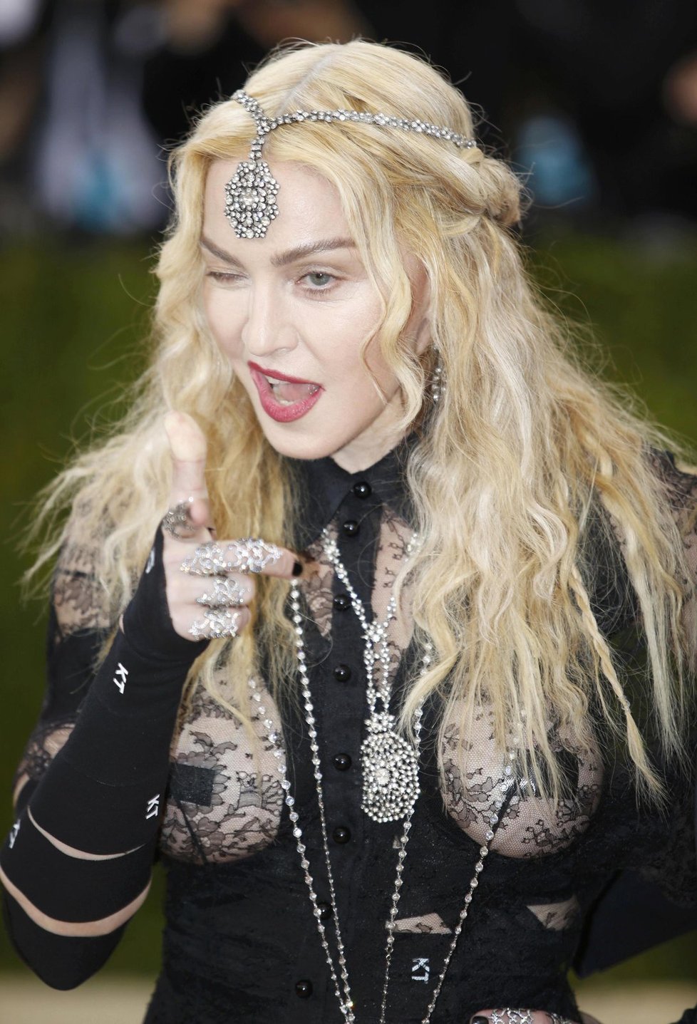 Zpěvačka Madonna na Met Gala ukázala všem prsa i zadek.