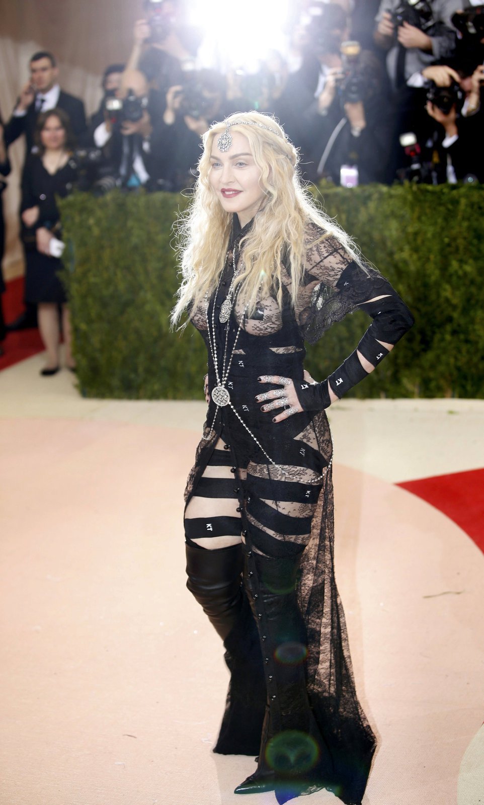 Zpěvačka Madonna na Met Gala ukázala všem prsa i zadek.