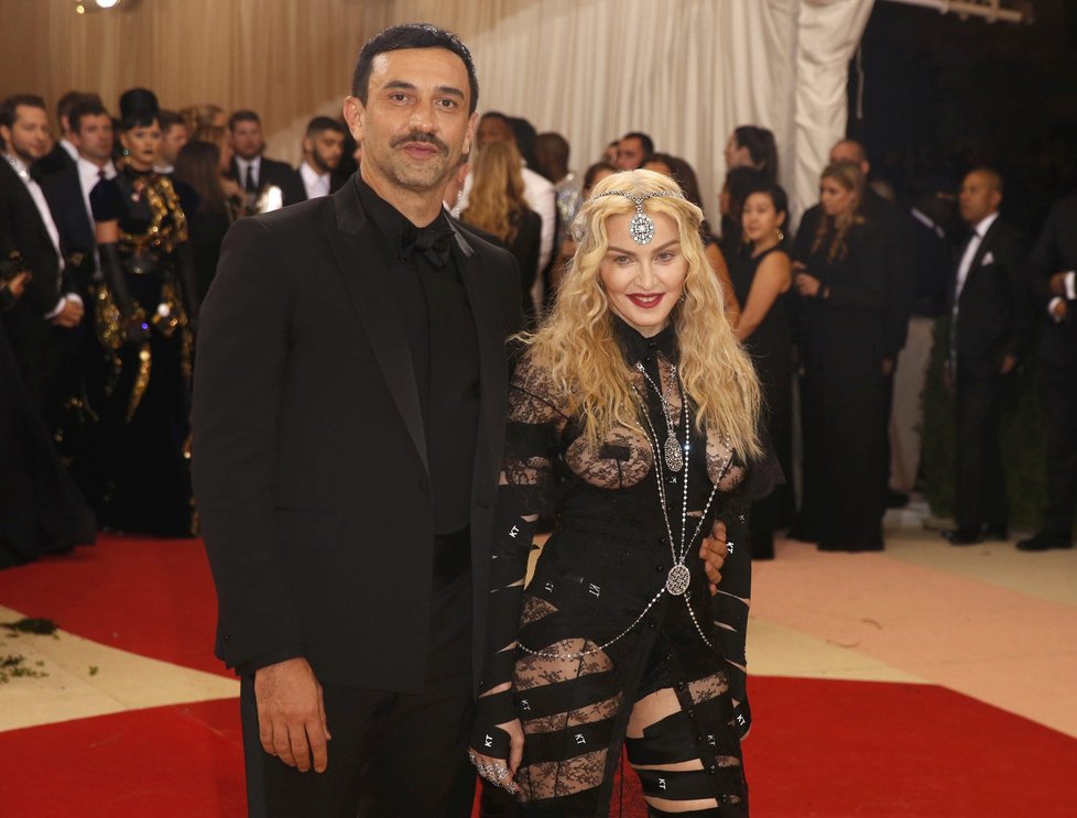 Madonna přišla na Met gala s desginérem Tiscim.