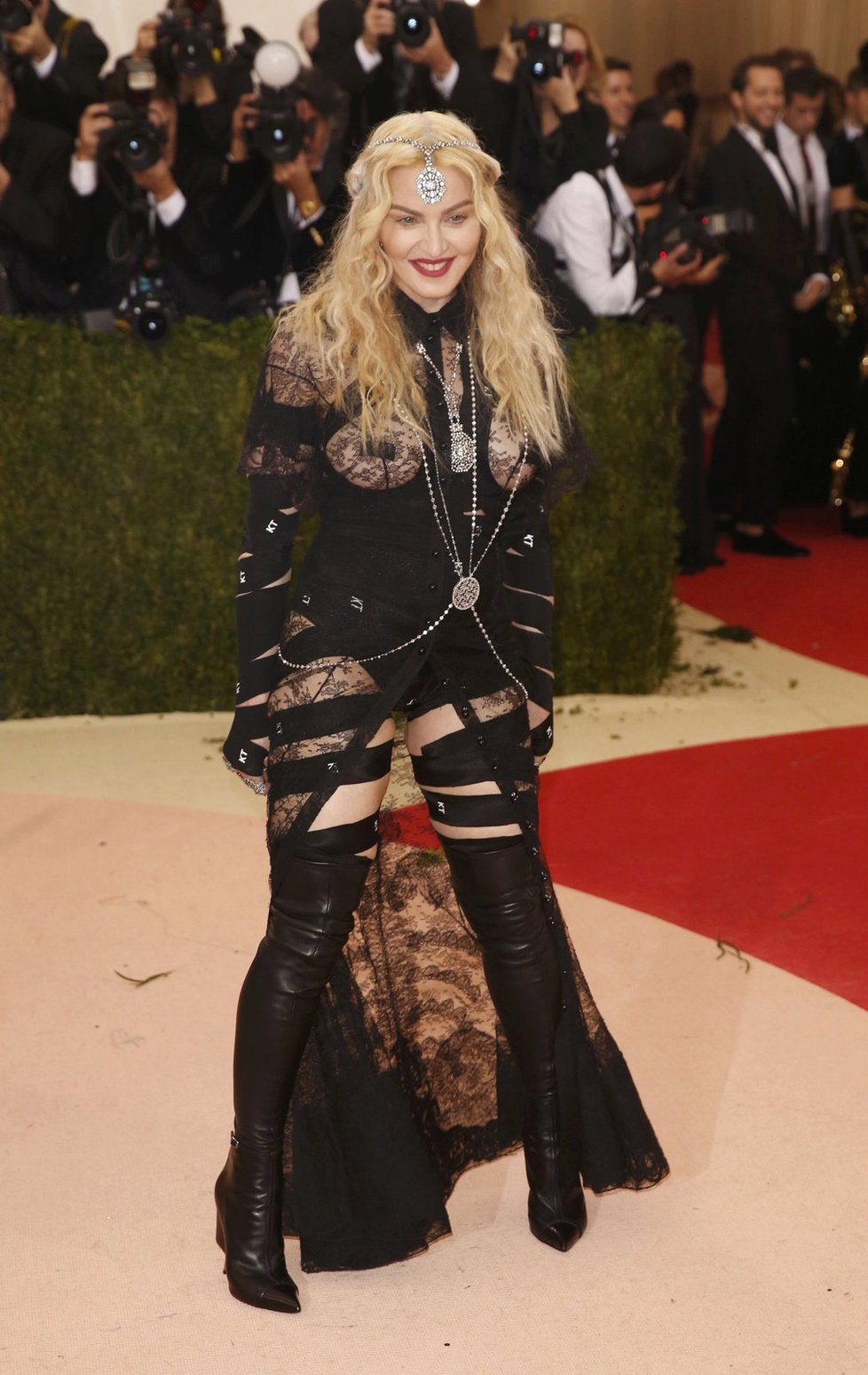 Zpěvačka Madonna na Met Gala ukázala všem prsa i zadek.