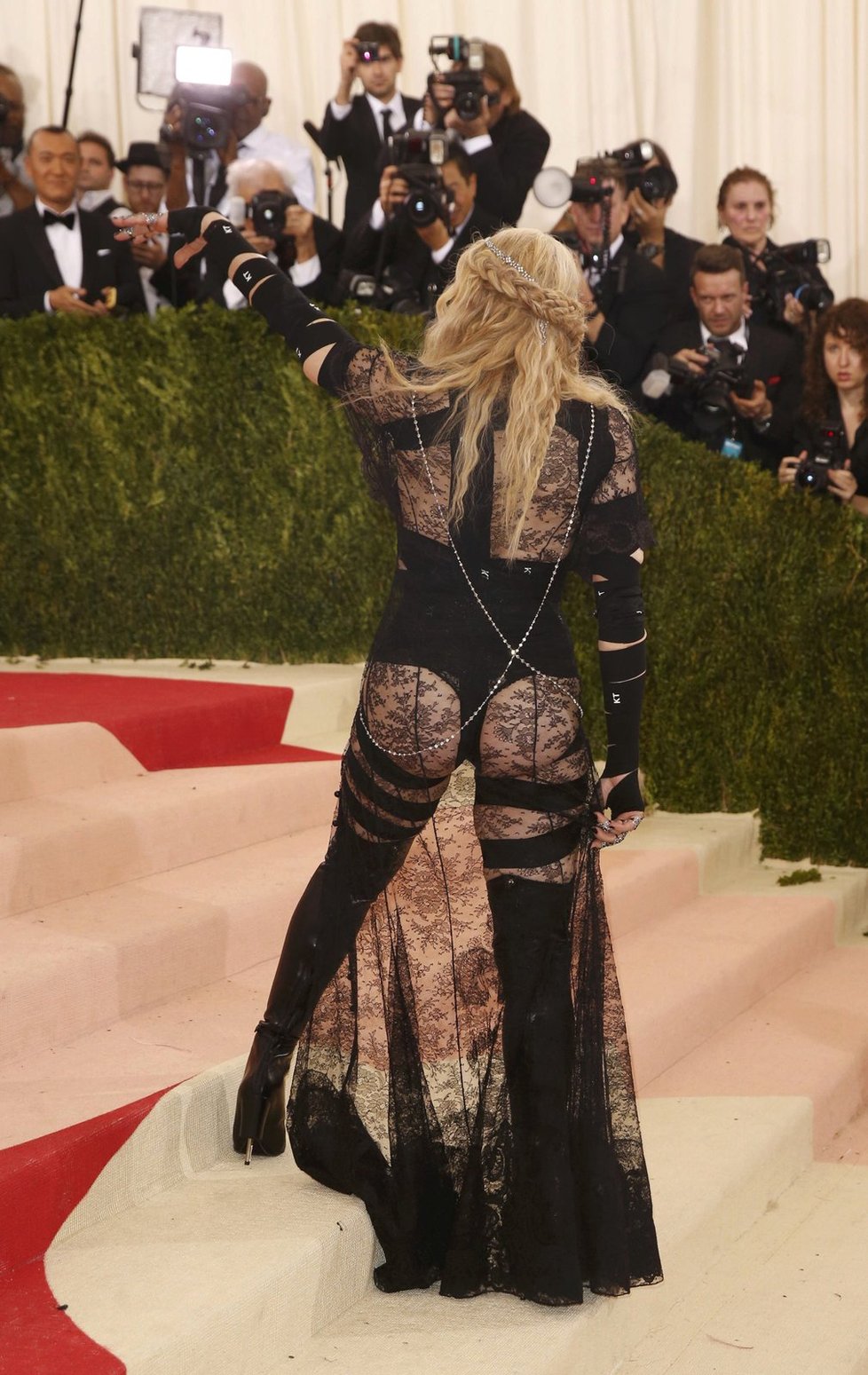 Zpěvačka Madonna na Met gala ukázala všem prsa i zadek.