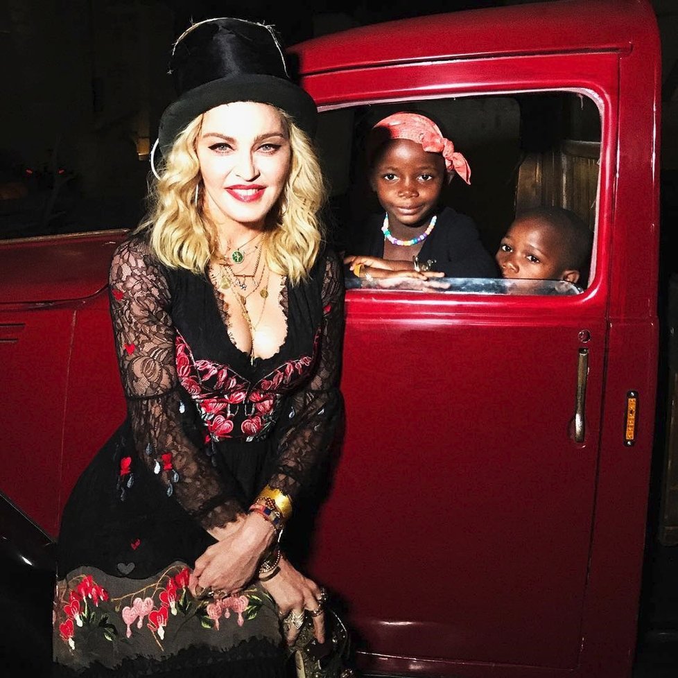 Když zrovna nezpívá, dělá Madonna modelku.