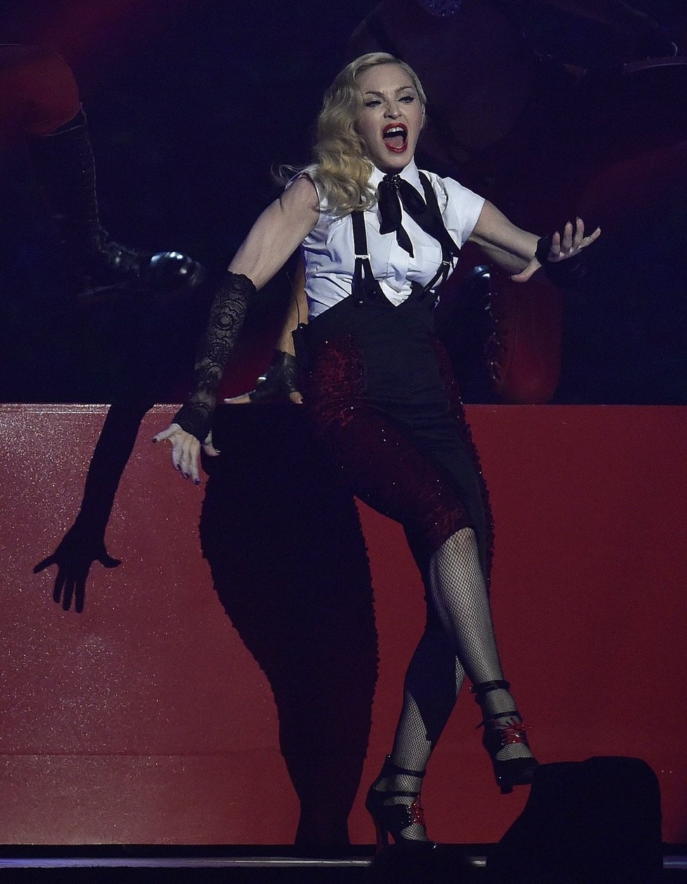 Madonna se během svého vystoupení zřítila pozadu ze schodů