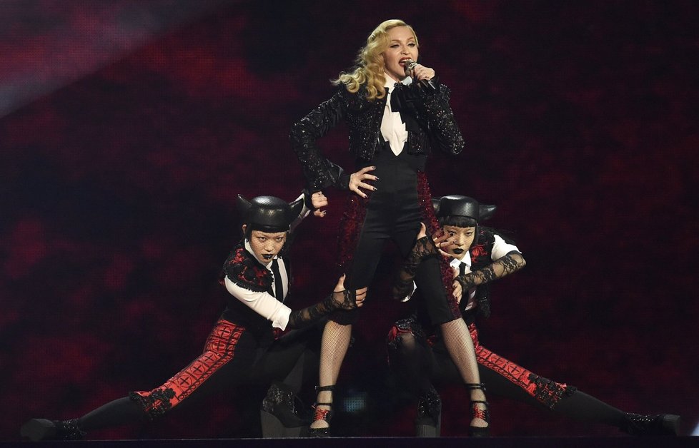 Madonna se během svého vystoupení zřítila pozadu ze schodů