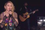 Madonna přerušila koncert, aby v slzách promluvila o útocích v Paříži.