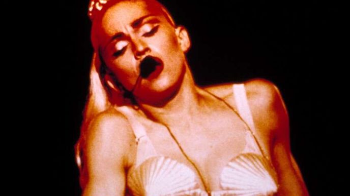 Madonna ve slavné kónické podprsence Madonna ve slavné kónické podprsence