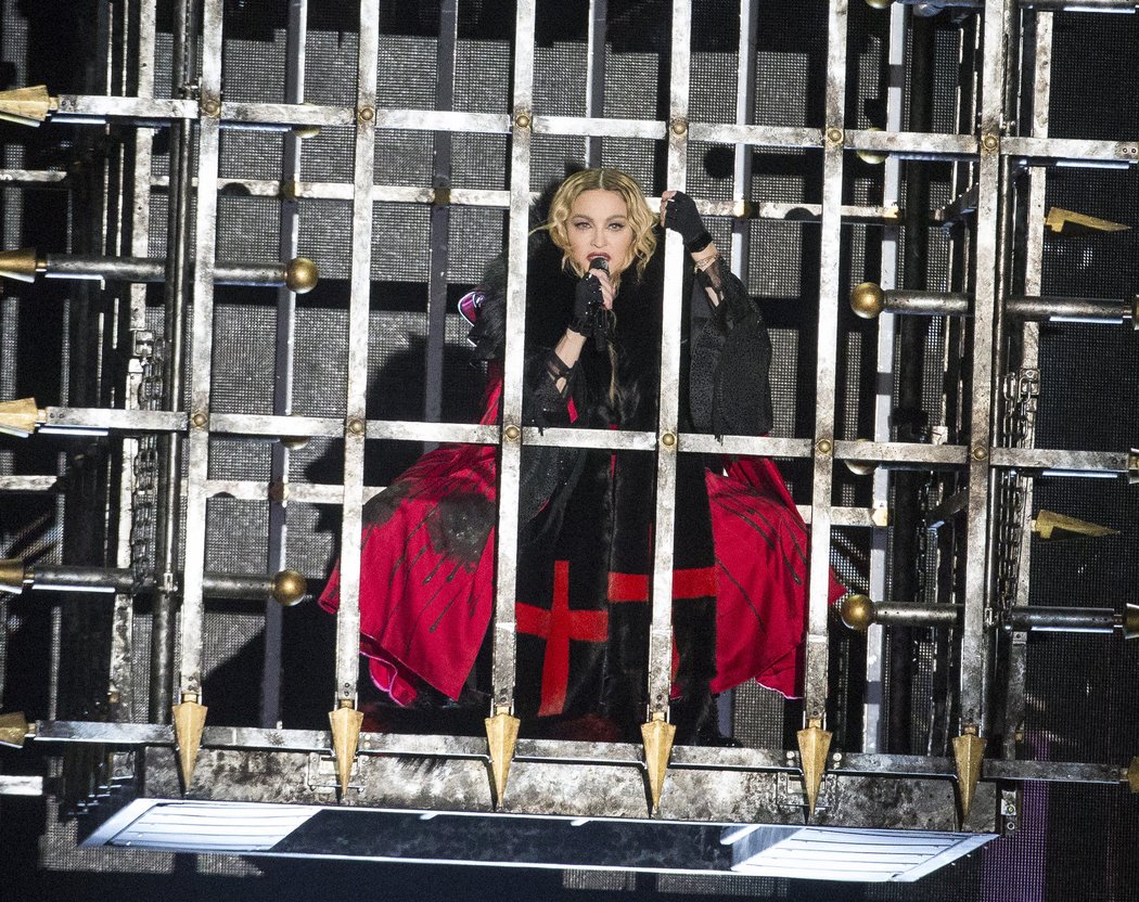 Madonna si dávala načas. Na jeviště vtrhla až před 22. hodinou. Její koncert skončil krátce po půlnoci.