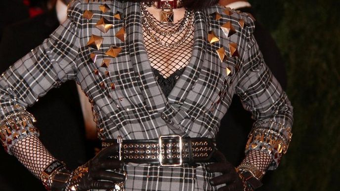 Madonna předvedla na výstavě v Metropolitiním muzeu působivou punkovou inspiraci