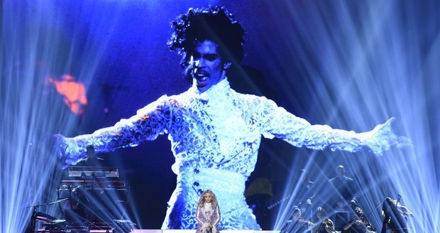 Madonna uctila památku zesnuléo zpěváka Prince, který kdysi býval i jejím milencem.