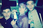 Madonnin syn Rocco a jeho kamarádi s lahvemi tvrdého alkoholu
