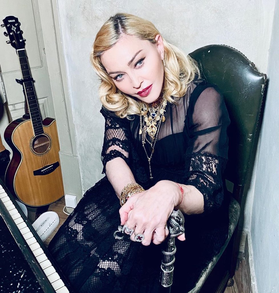 Madonna v roce 2020 má mladou tvář, ale ruce už tolik ne