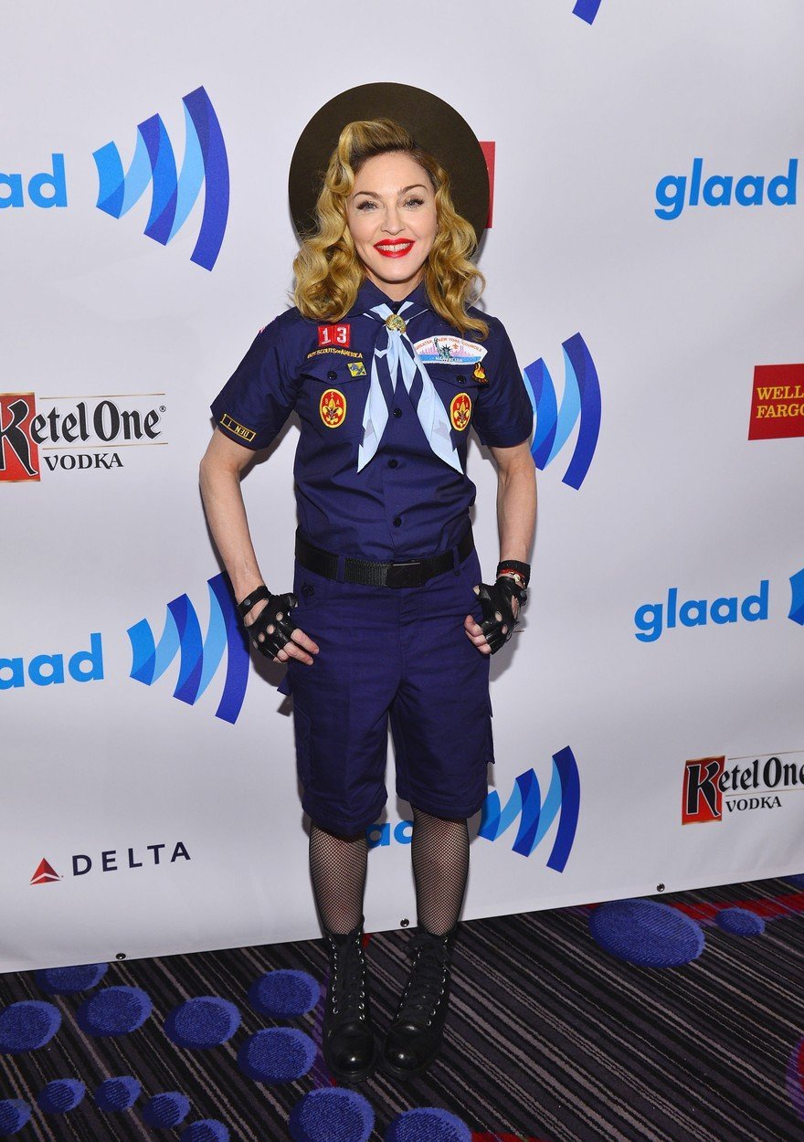 2013 - Na udílení cen Glaad awards si oblékla skautskou uniformu, aby upozornila na nesouhlas zákazu seskupování gejů.