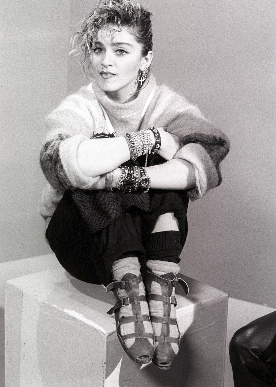 Madonna v roce 1984 - její typický styl, který kopírovaly v 80. letech všechny dívky.