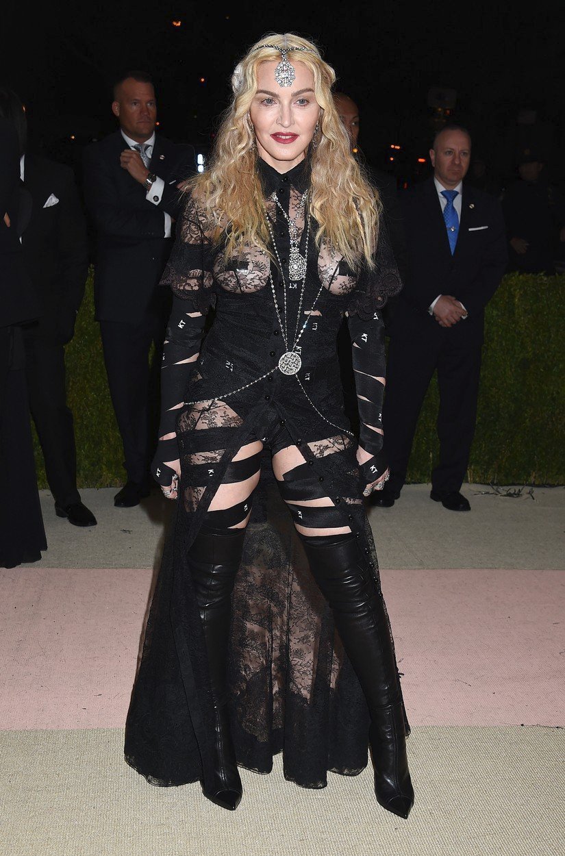 2016 - Met Gala v New Yorku.