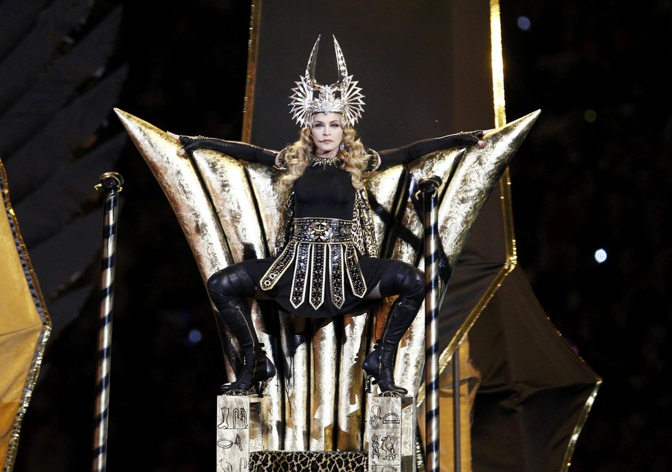 Madonna během koncertu na Superbowlu