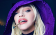 Madonna se dala na trávu. Její fialová kápě včetně originální popisky Purple Reign odkazovala na dalšího milovníka »trávy« Prince (†57)