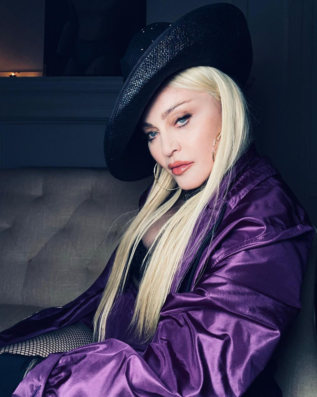 Madonna se dala na trávu. Její fialová kápě včetně originální popisky Purple Reign odkazovala na dalšího milovníka »trávy« Prince (†57)