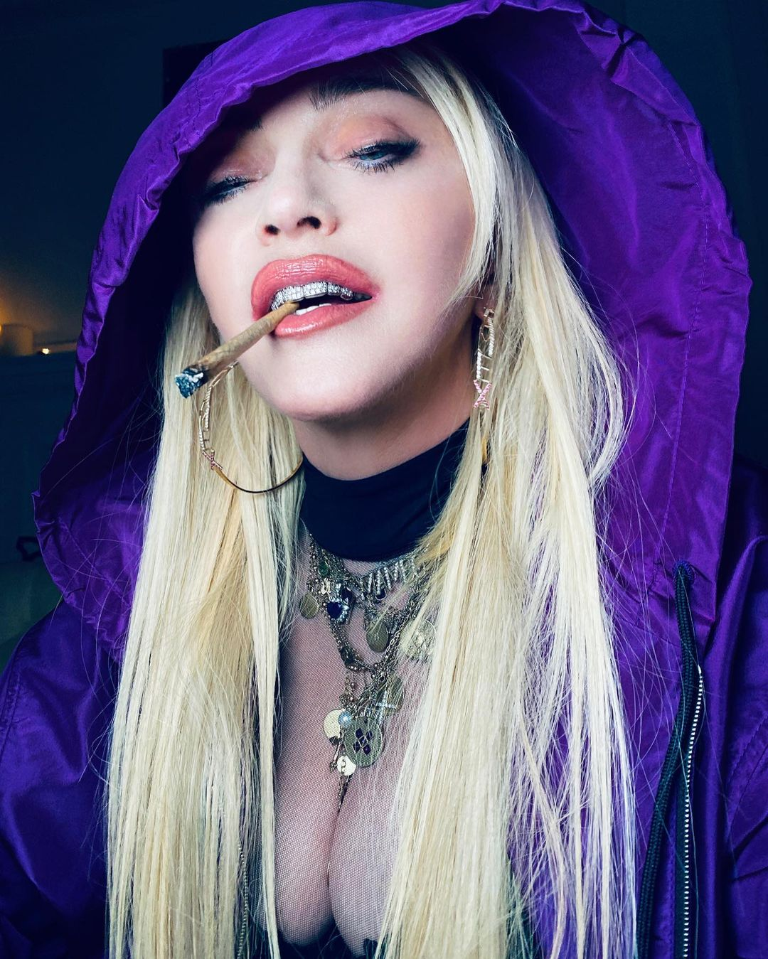 Madonna se dala na trávu. Její fialová kápě včetně originální popisky Purple Reign odkazovala na dalšího milovníka »trávy« Prince (†57)