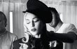 Madonna láká na cizí prsa.