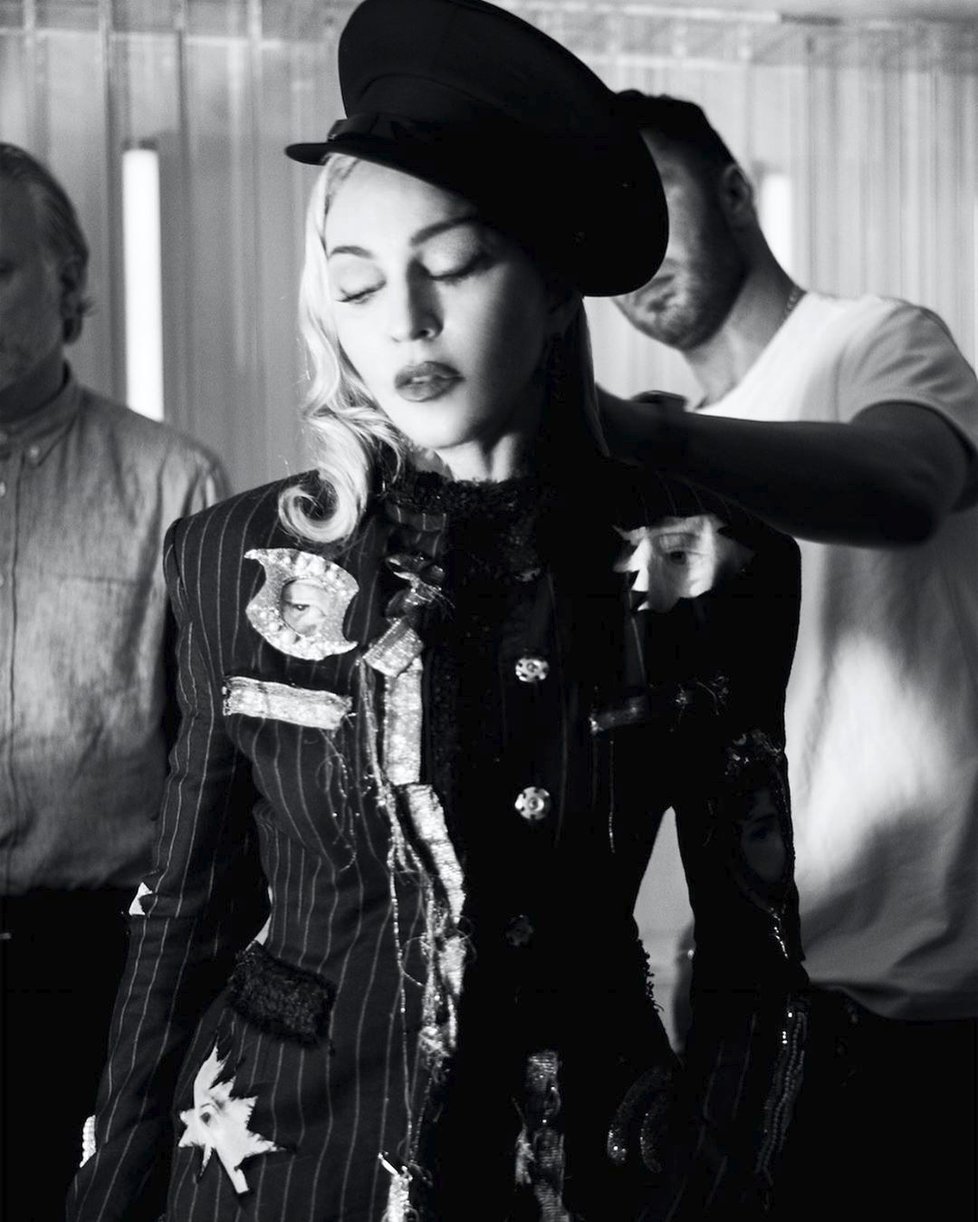 Madonna láká na cizí prsa.