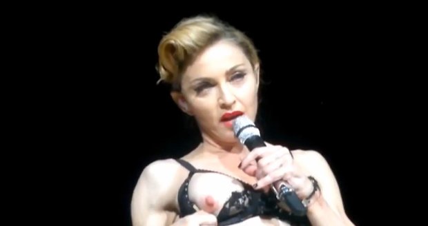 Madonna se bojí skrytých kamer, přitom v Turecku na koncertě ukázala bezostyšně své prso.