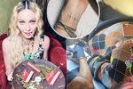 Madonna má první tetování.