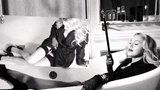 Jehly, podvazky a vyhrnutá sukně: Madonna v reklamě na svůj elixír mládí