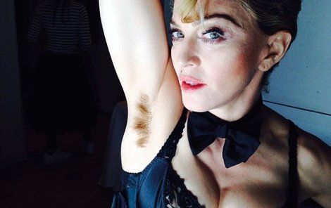 Madonna ukázala neoholoné podpaží.