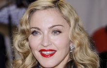 Madonna přiletěla do Prahy s obrovským doprovodem. A dvě asistentky má i fenka Olga!