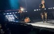 Madonna se přímo při koncertu komicky zřítila. Jejího tanečníka zradily lodičky.