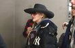 Madonna na letišti v New Yorku působila notně zanedbaně...