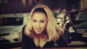 Madonna ve svém novém klipu Turn Up The Radio ukázala, že nestárne