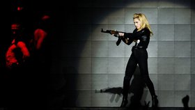 Madonna při svých vystoupeních nazančuje, že střílí do publika.