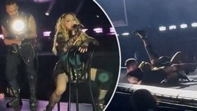Vtipný pád Madonny přímo při koncertě: Tanečníka zradily lodičky!