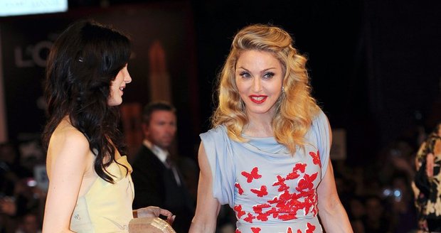 Madonna oblékla šaty s motýli italské značky Vionnet