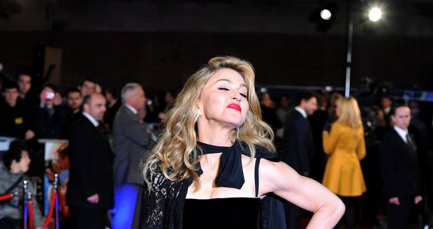 Madonna přes sebe přehodila prapodivný hábit