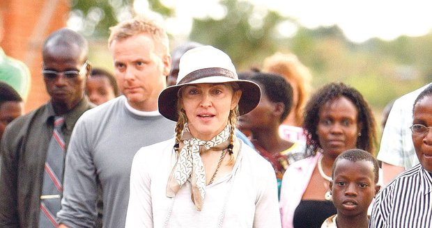 Madonna se synem Davidem (vlevo) a dcerou Mercy při návštěvě Malawi