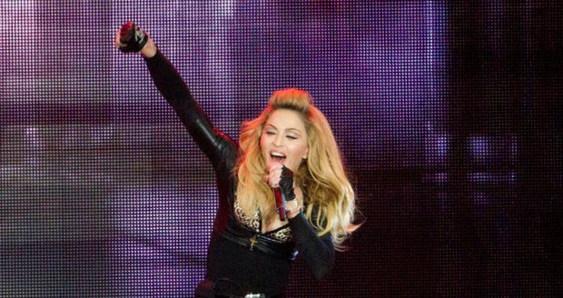 Madonna v černé kombinéze a tygrované podprsence
