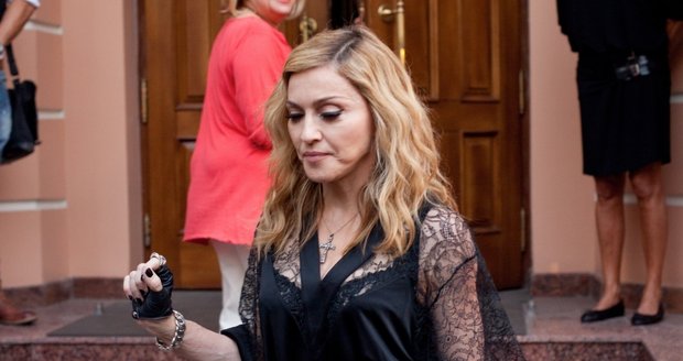 Ruské pravoslavné organizace požadují zrušení koncertu Madonny, protože se zastává členek punková skupiny Pussy Riot