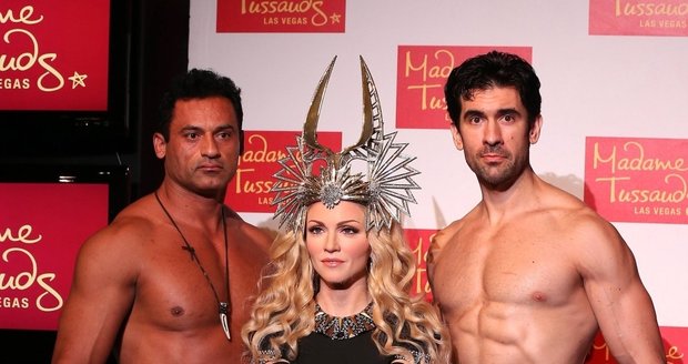 Madonna a její dva bodyguardi. Mezi nimi je vosková zpěvačka v bezpečí