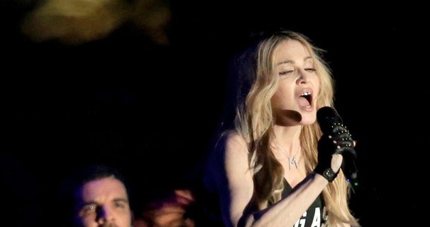 Madonna během vystoupení s Drakem.