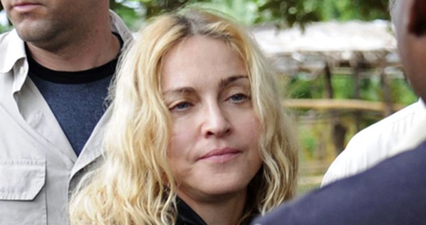 Madonna se v Malawi tváří zarputila - své Mercy se nevzdá